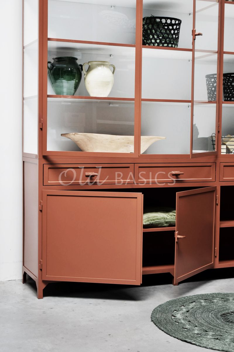 Detail van Apothekerskast Ferro, 3 deuren, RAL8004, rood, terra, bruin, oranje, materiaal staal